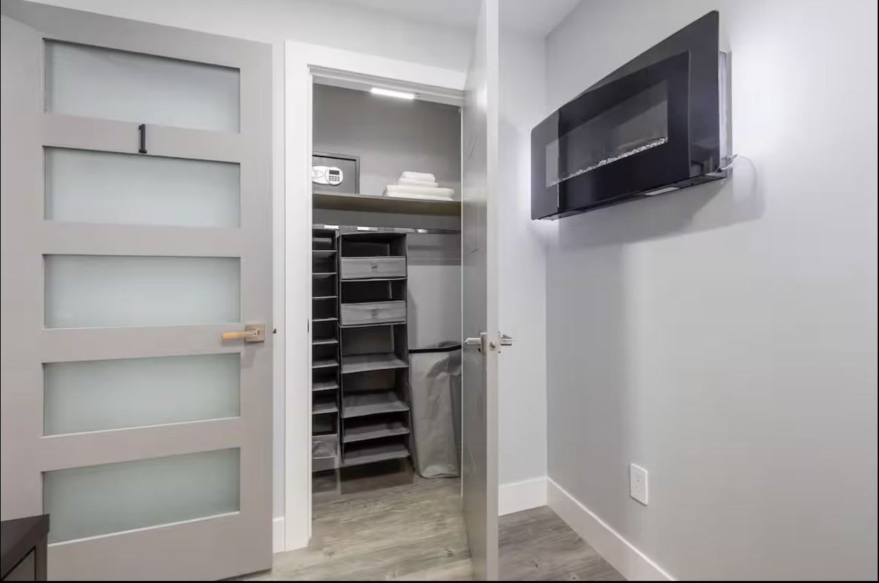 18966 68 A Avenue - Photo 3 of 8