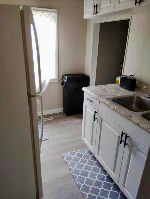 613 Southwest Lincoln Street - Photo 3 of 5