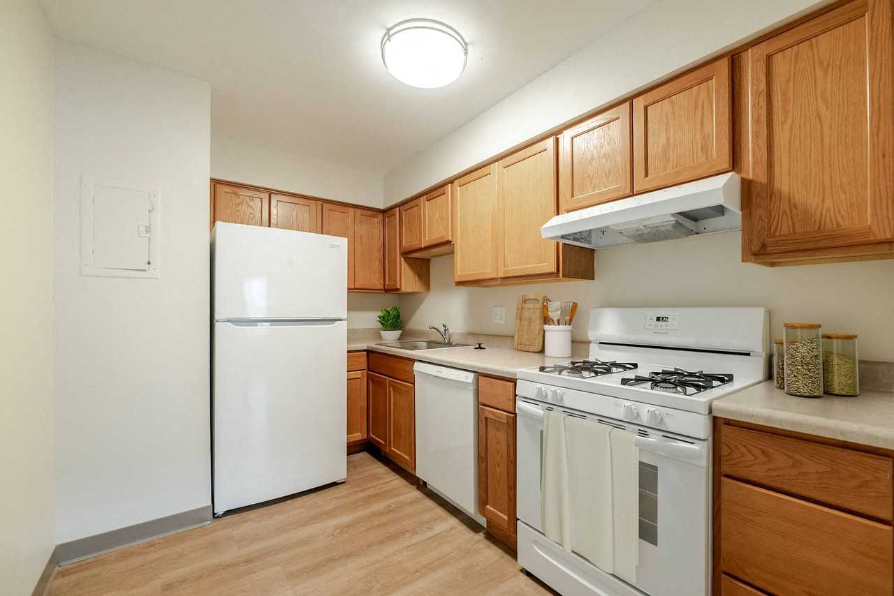 Franklin Manor Apartments - Photo 2 of 6