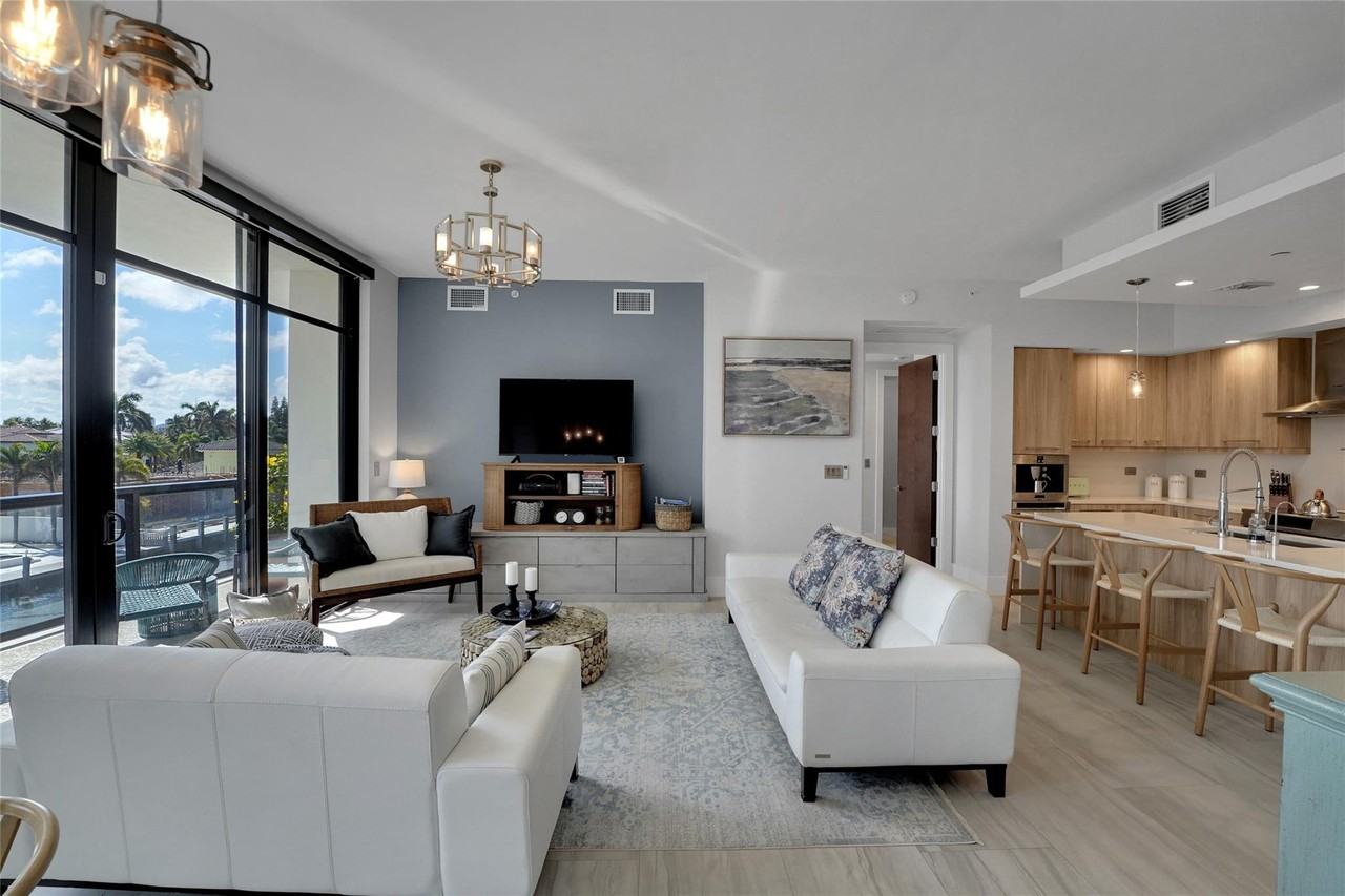 2770 Ne 14th St - Photo 3 of 38