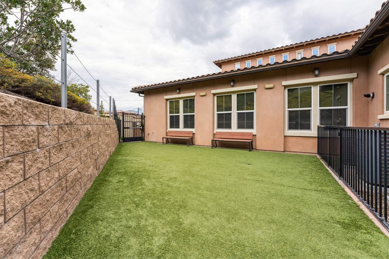 Casa Lago Eastlake - Photo 4 of 35