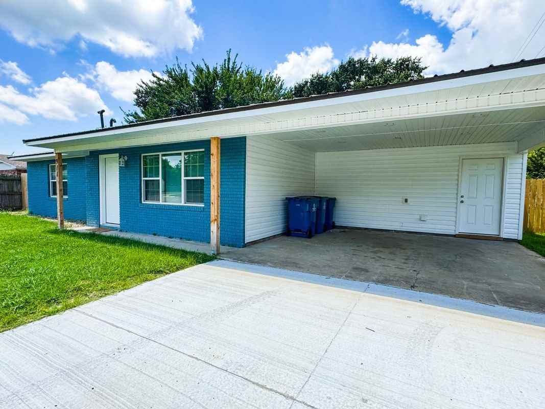 911 S Strong Blvd - Photo 3 of 29