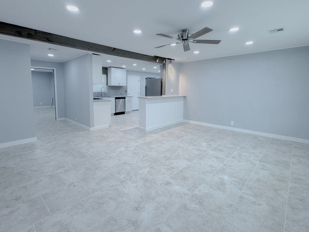 911 S Strong Blvd - Photo 4 of 29