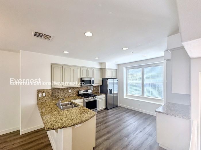 650 Summer Ln - Photo 3 of 27