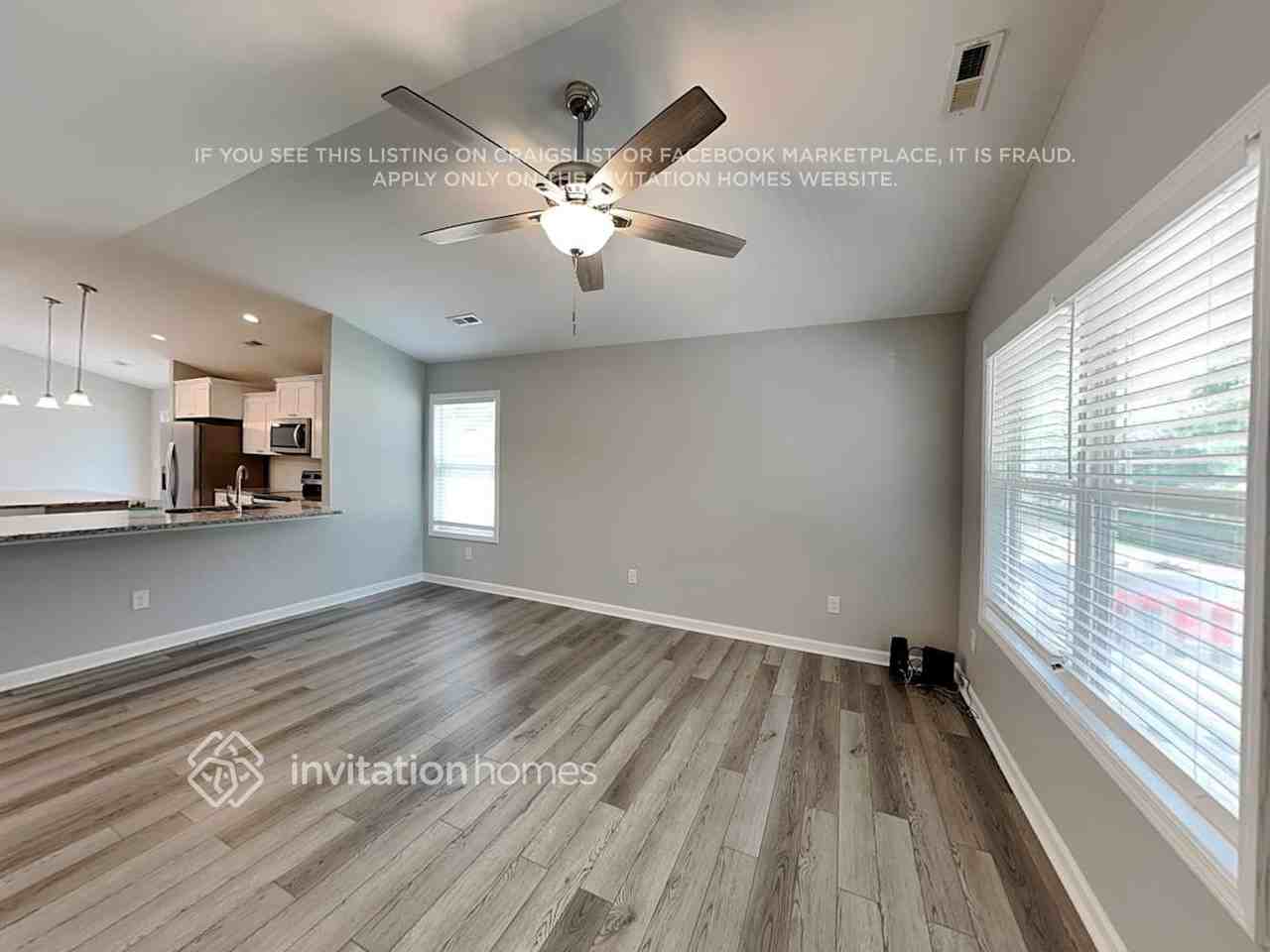 1125 Roberts St - Photo 5 of 19