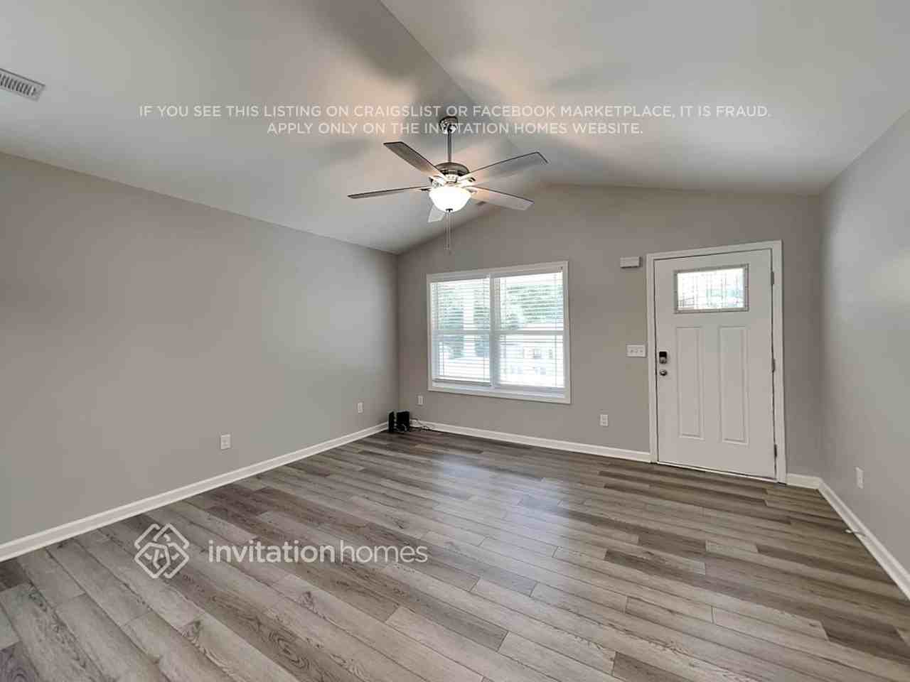 1125 Roberts St - Photo 3 of 19