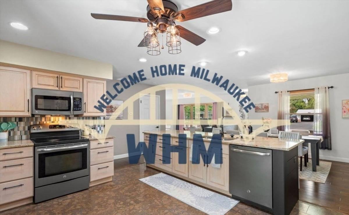 17505 Royalcrest Dr - Photo 2 of 10