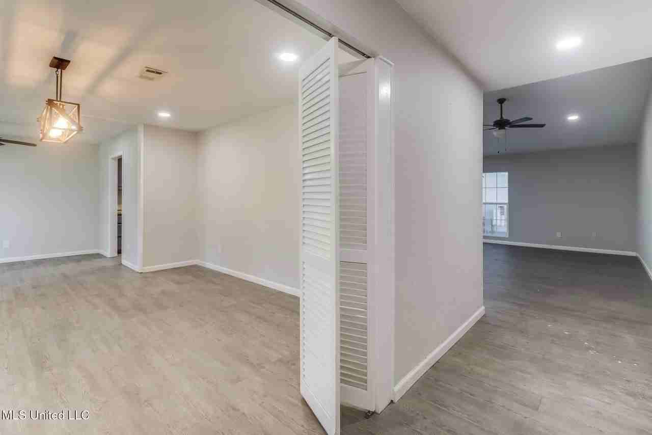 114 Driftwood Dr - Photo 3 of 32