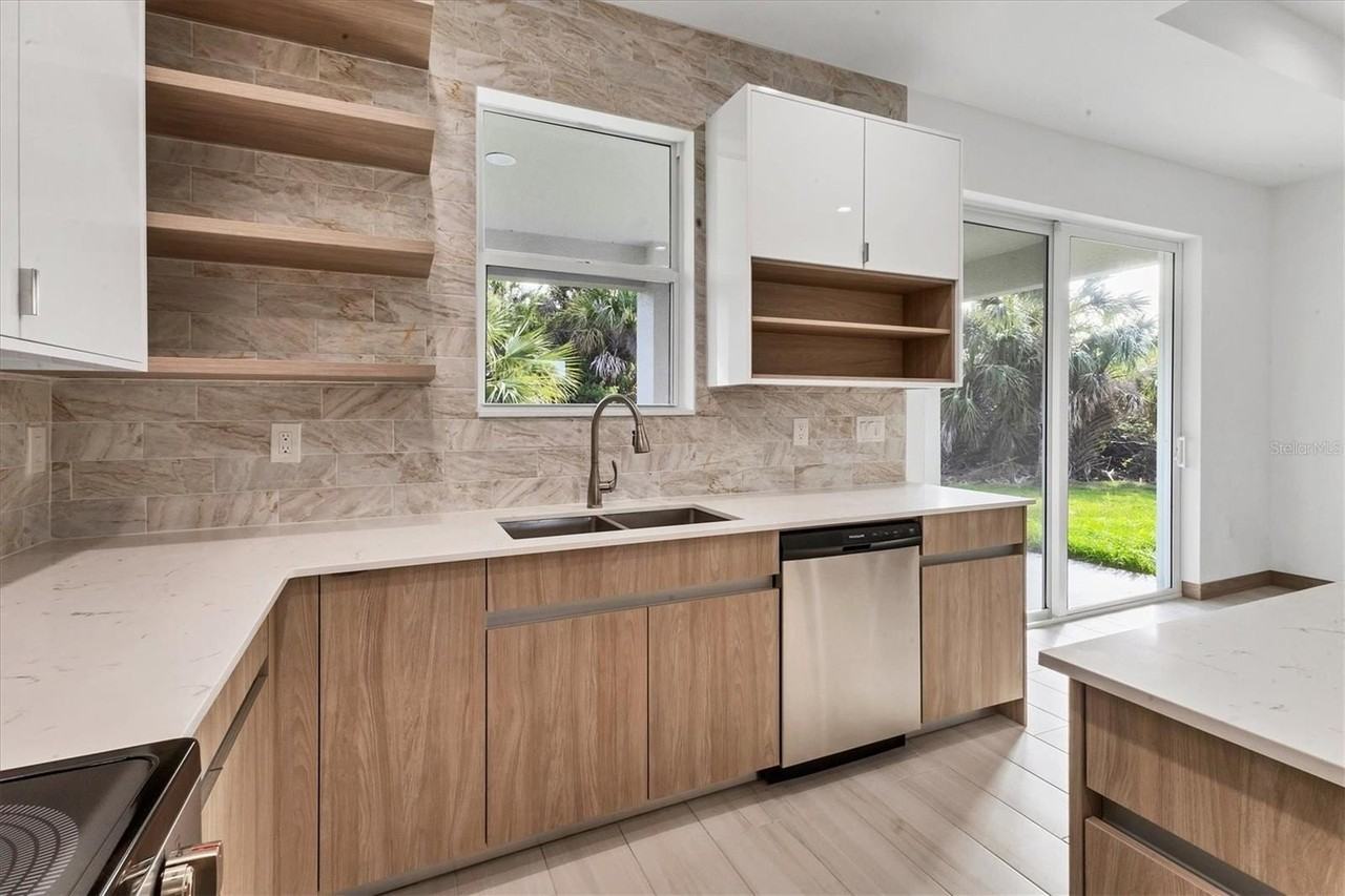 405 Sunset Rd N - Photo 6 of 29