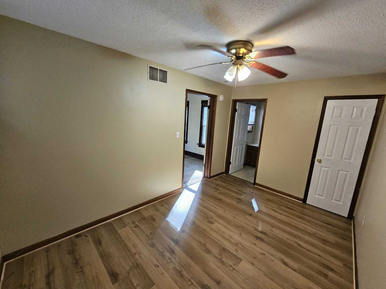 928 Sumner St - Photo 5 of 13