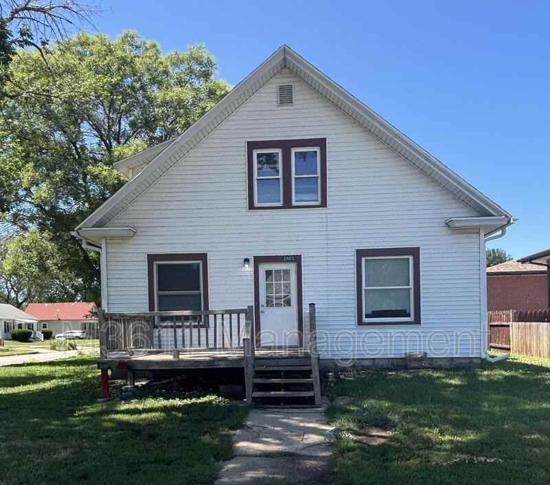 2903 N 43rd St - Photo 2 of 22