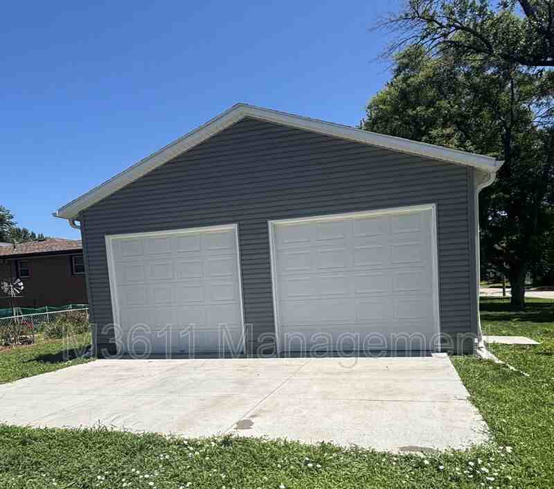 2903 N 43rd St - Photo 3 of 22