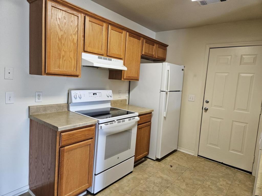 1390 W Red Oak St - Photo 2 of 7