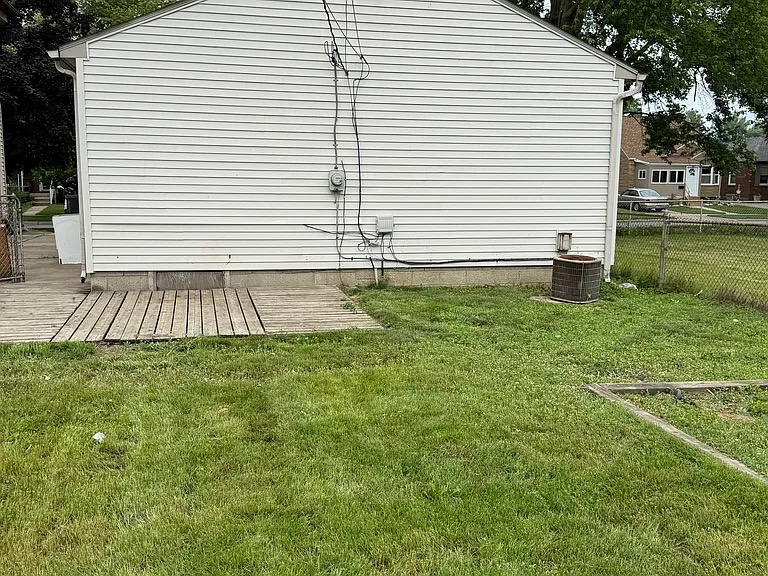 17980 Ruth St - Photo 3 of 13