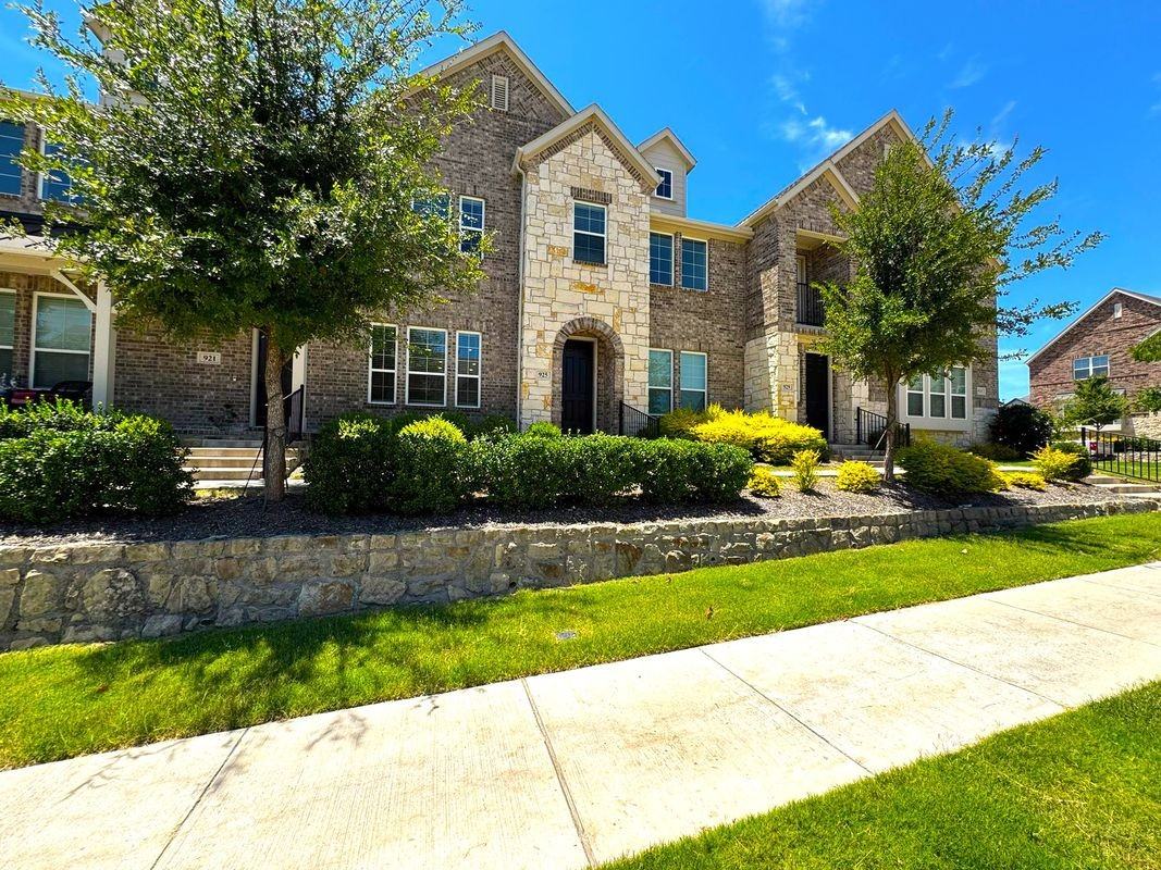 925 Utica Dr - Photo 3 of 37