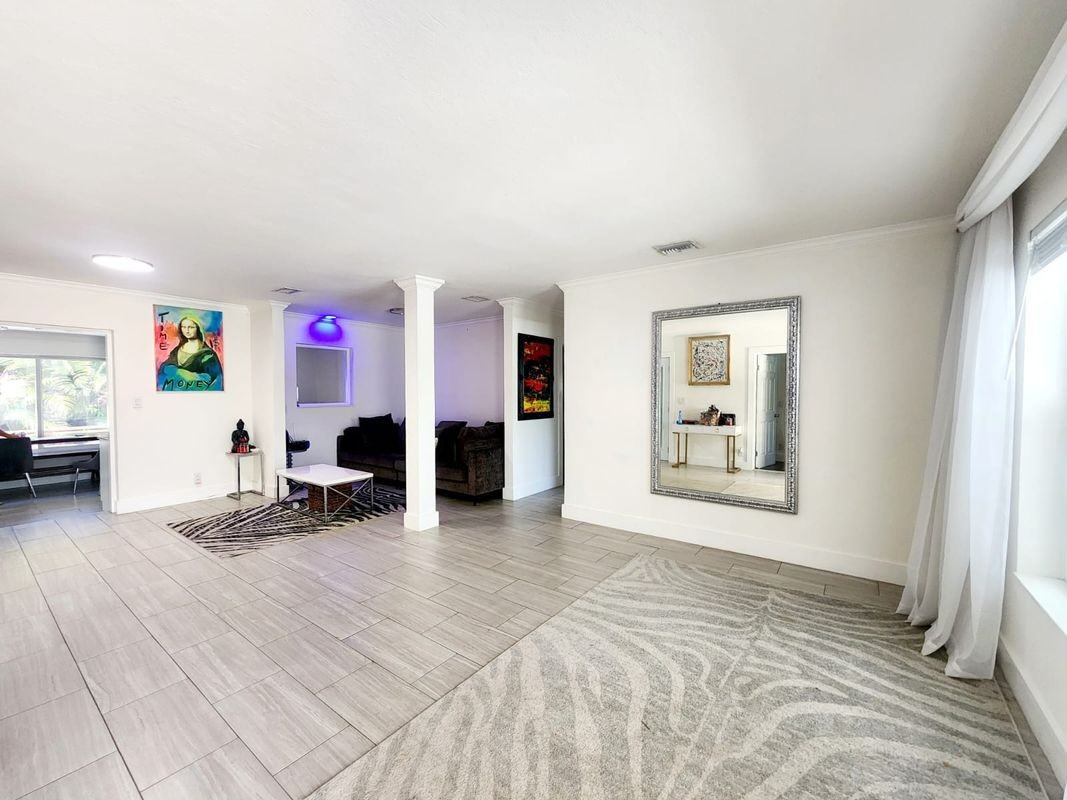 701 Ne 8th St - Photo 4 of 8