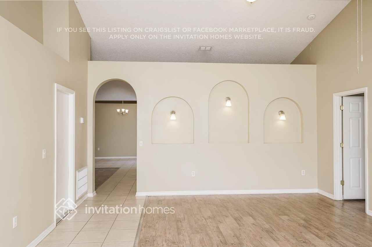 1755 Mcfarlane Ave - Photo 3 of 17