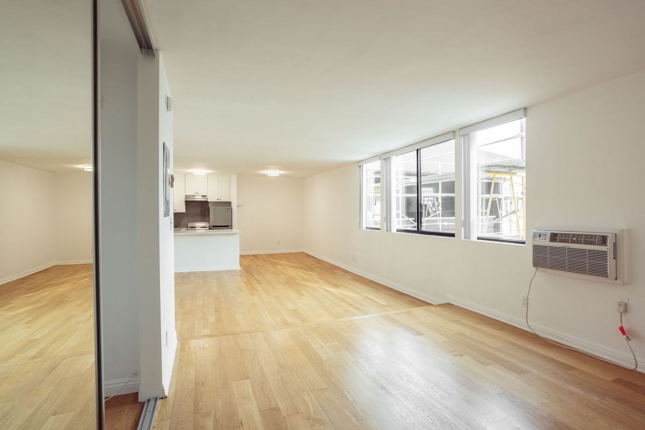 West Knoll Plaza Apartments - Photo 3 of 26