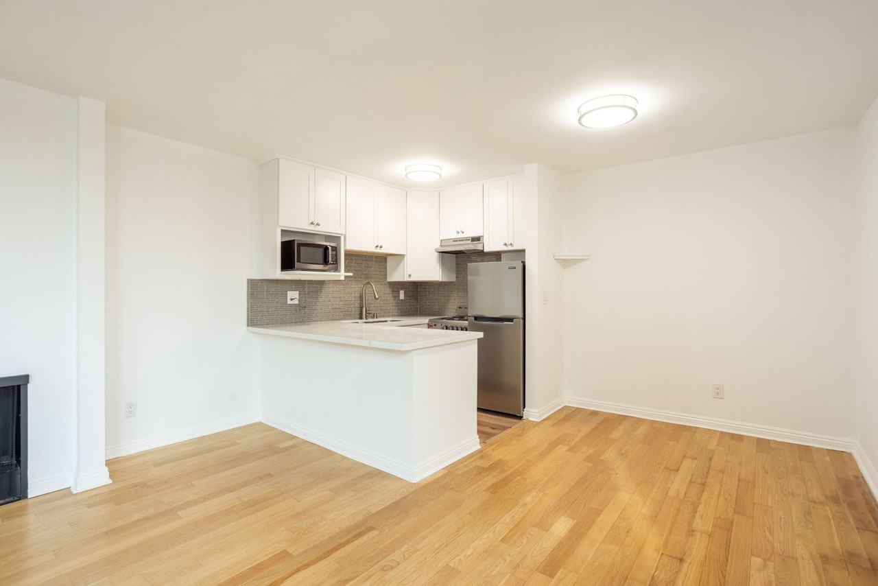 West Knoll Plaza Apartments - Photo 4 of 26