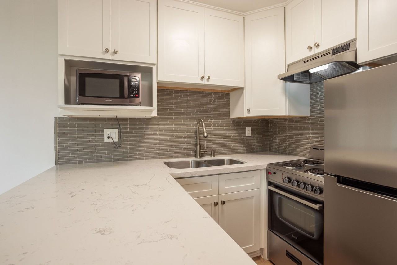 West Knoll Plaza Apartments - Photo 5 of 26