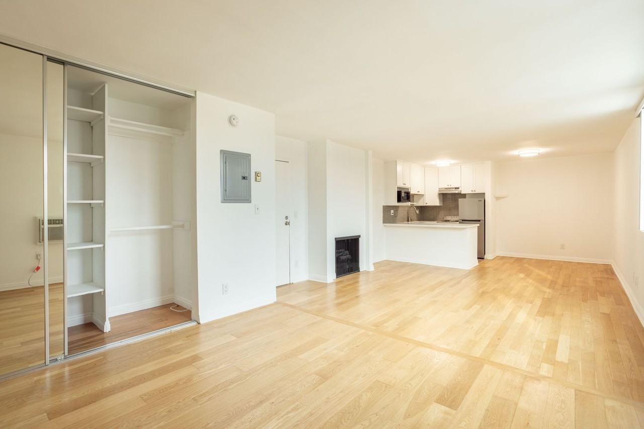 West Knoll Plaza Apartments - Photo 6 of 26