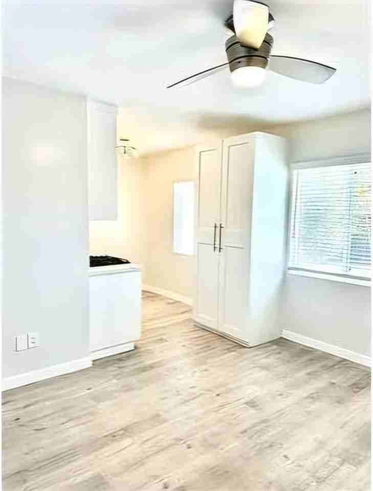 613 S Prairie Avenue - Photo 2 of 5