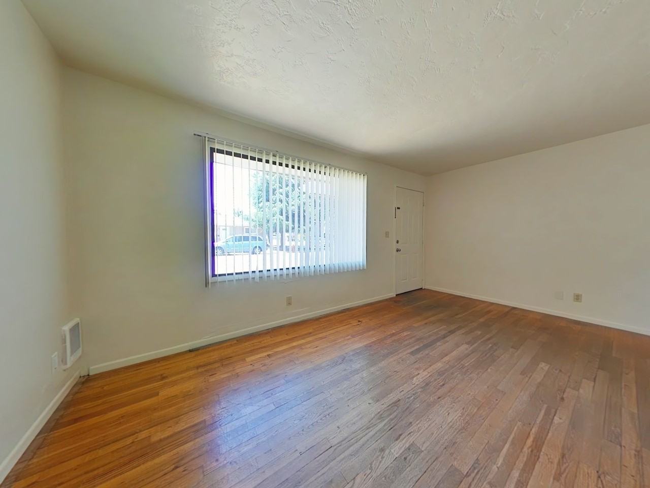 1135 Nw 25th St - Photo 2 of 12