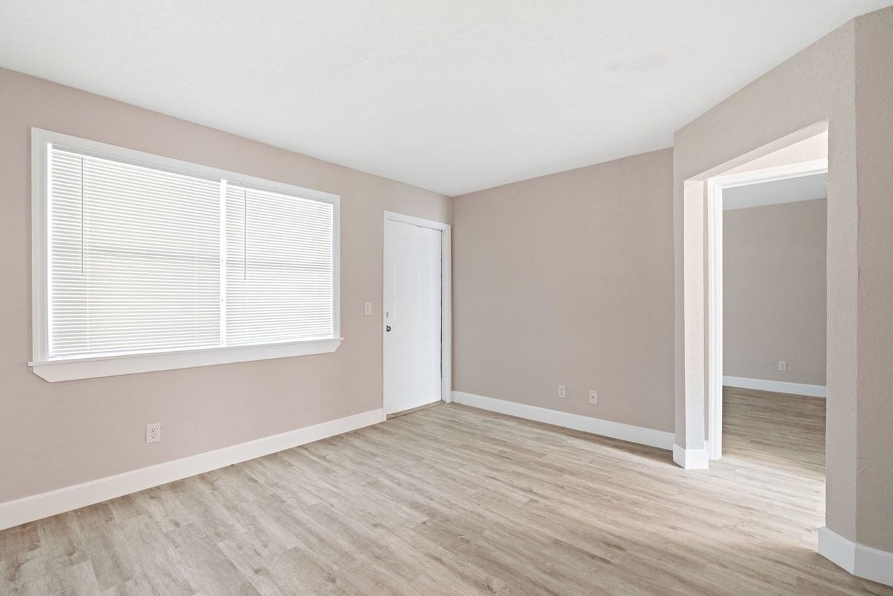 710 10th Street - Photo 3 of 8