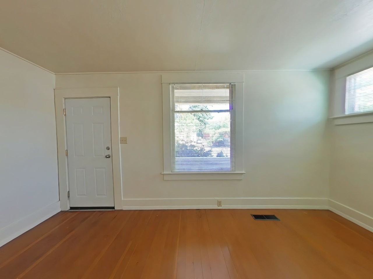 229 Nw 9th St - Photo 2 of 10