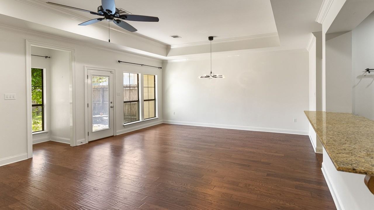 7945 Seville Ct - Photo 3 of 14