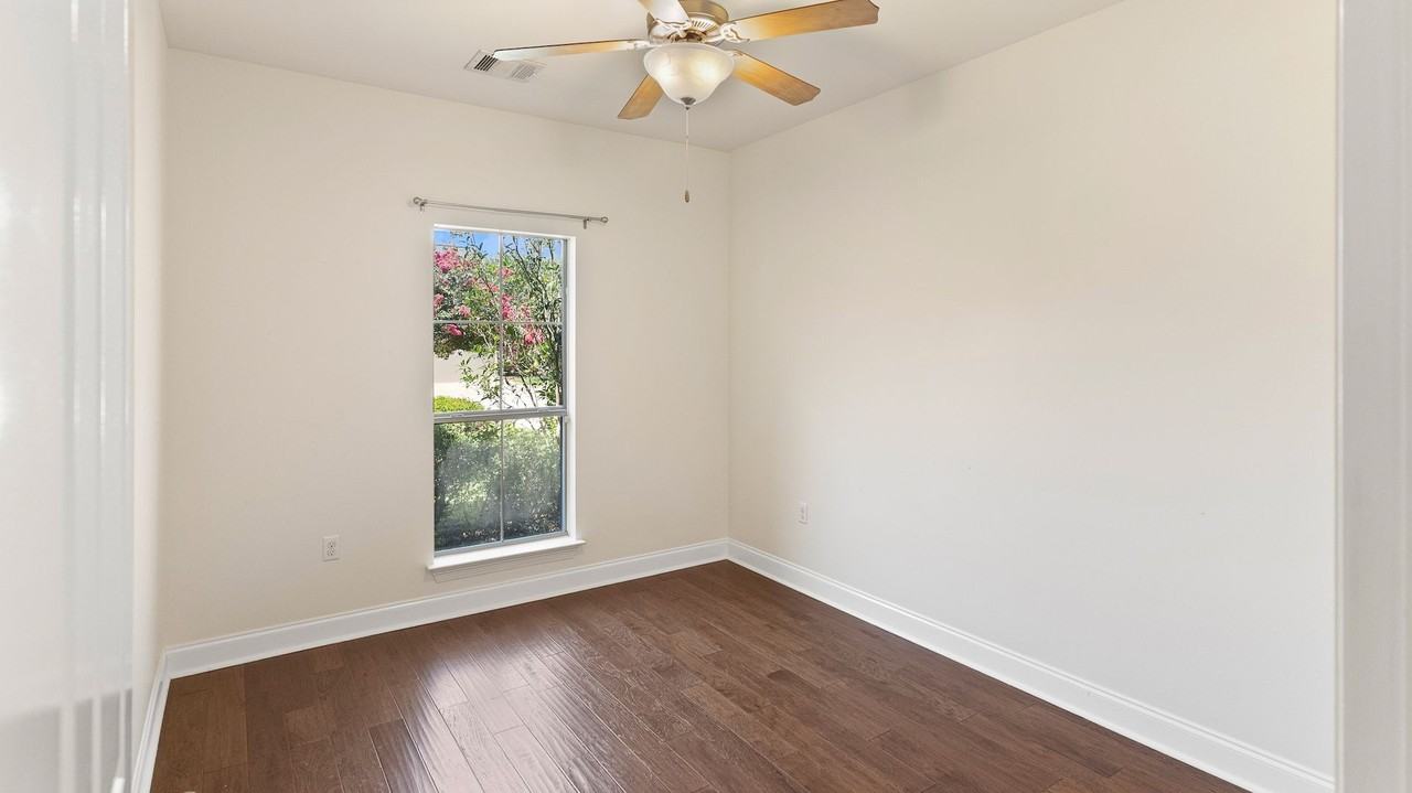 7945 Seville Ct - Photo 4 of 14