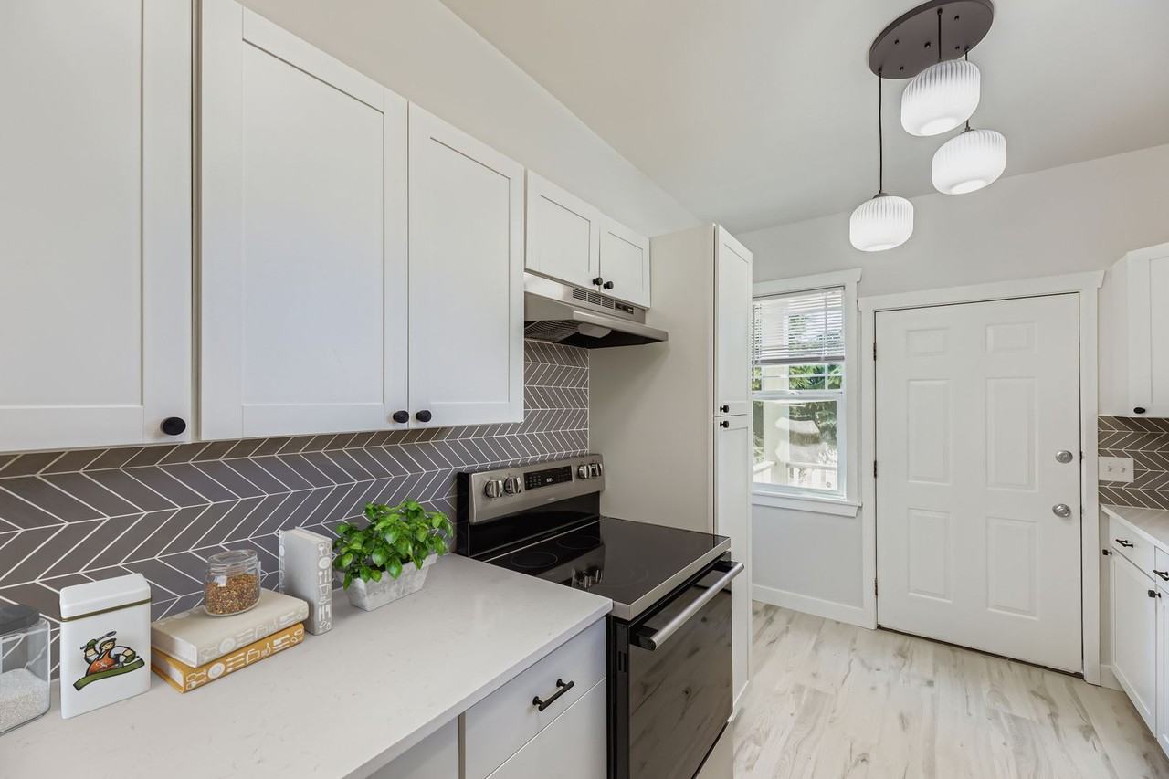 2318 Hoyt Ave - Photo 2 of 24