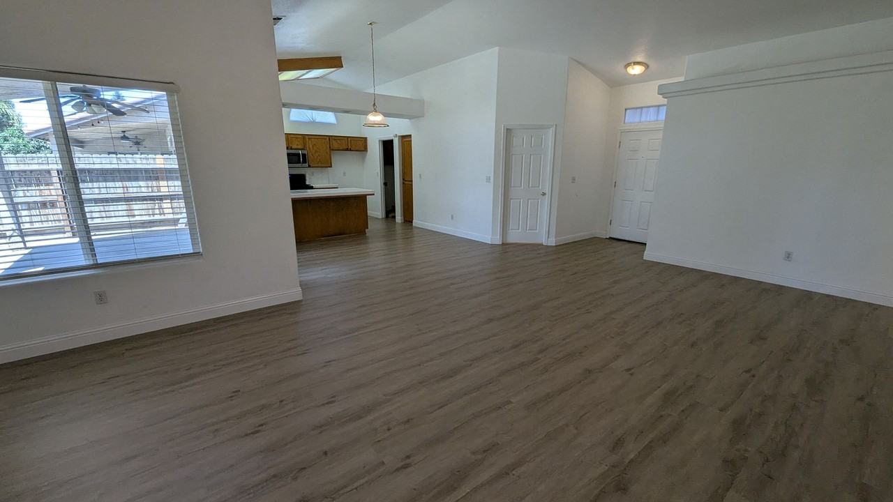 1327 Patsy St - Photo 3 of 15