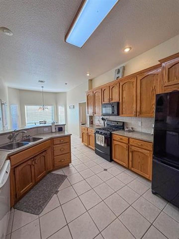 2409 Saguaro Loop - Photo 2 of 37