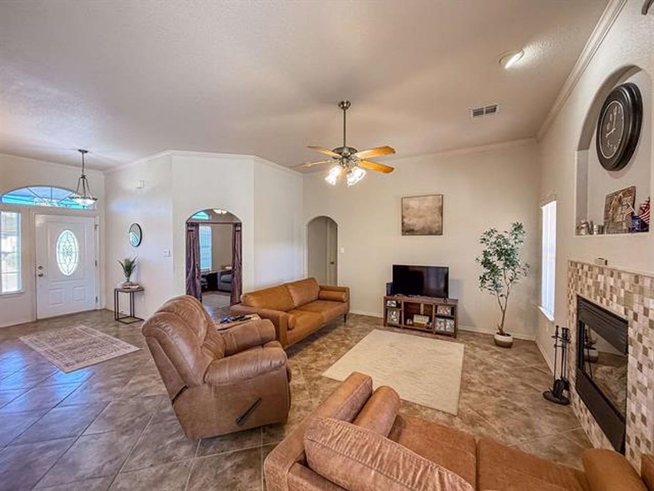2409 Saguaro Loop - Photo 5 of 37
