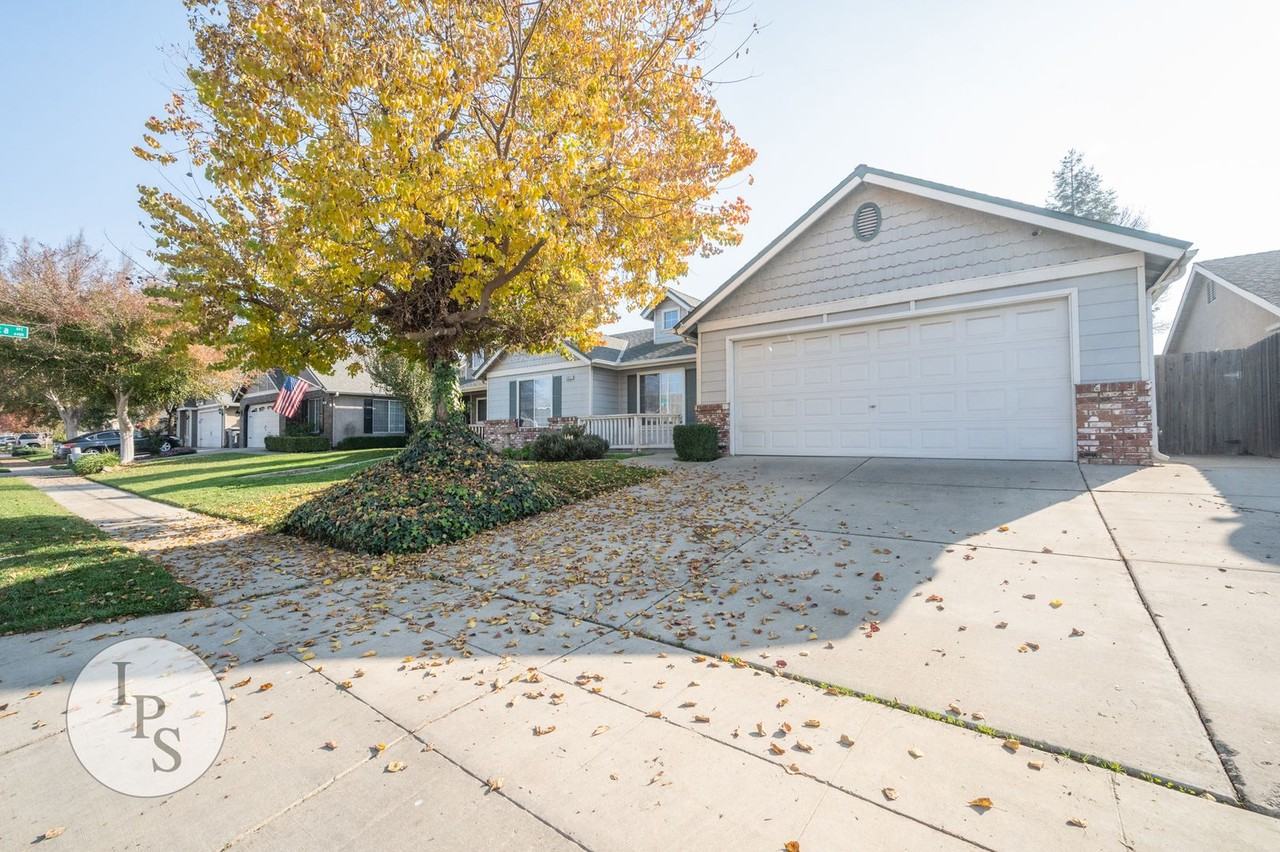5921 W Menlo Ave - Photo 2 of 31