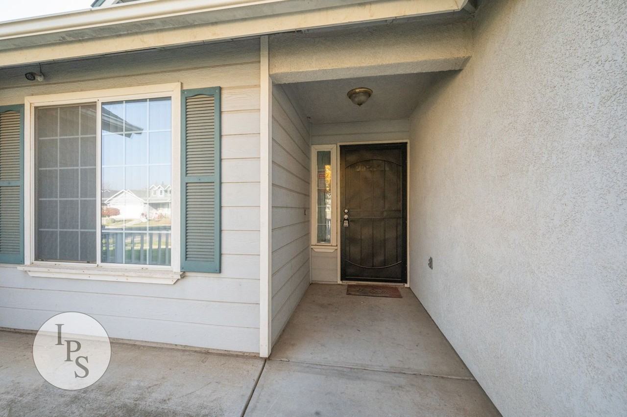 5921 W Menlo Ave - Photo 4 of 31