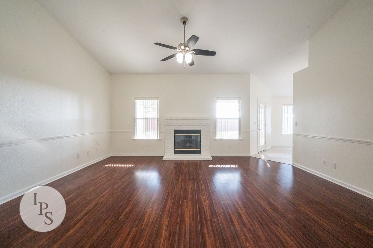 5921 W Menlo Ave - Photo 5 of 31