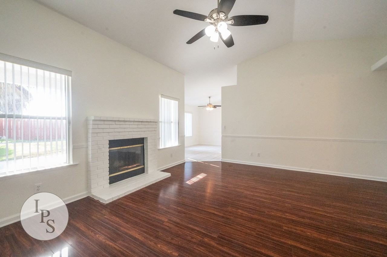5921 W Menlo Ave - Photo 6 of 31