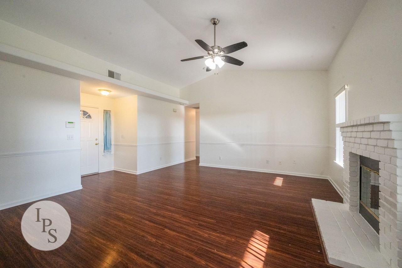 5921 W Menlo Ave - Photo 7 of 31