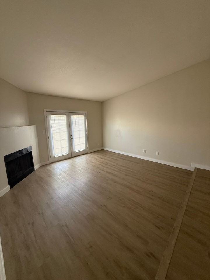 3046 N 24th Dr - Photo 4 of 16