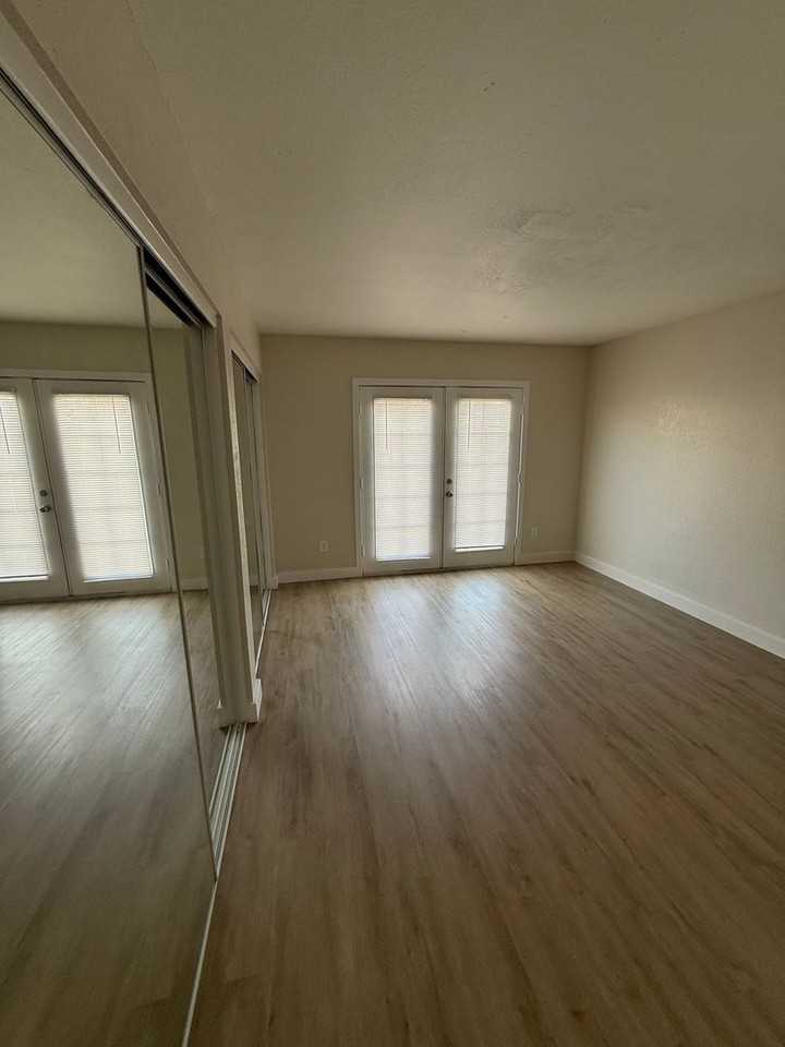 3046 N 24th Dr - Photo 6 of 18