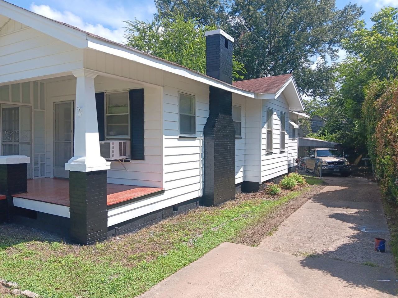 109 Dalzell St - Photo 6 of 50