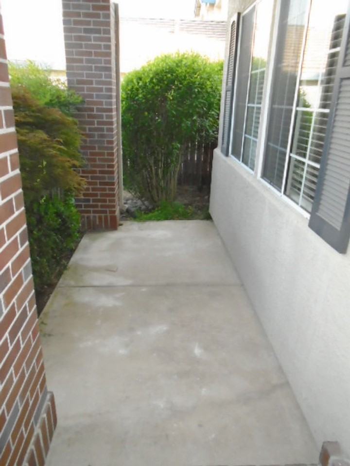 309 Bradford Ct - Photo 3 of 38