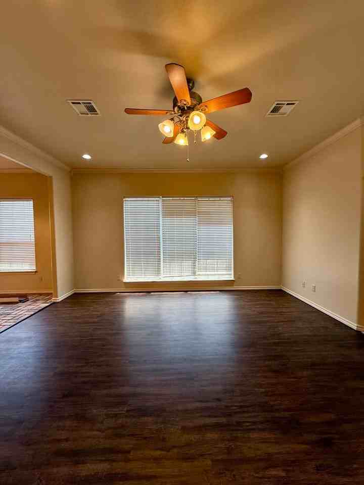 2520 Thomas Dr - Photo 4 of 23