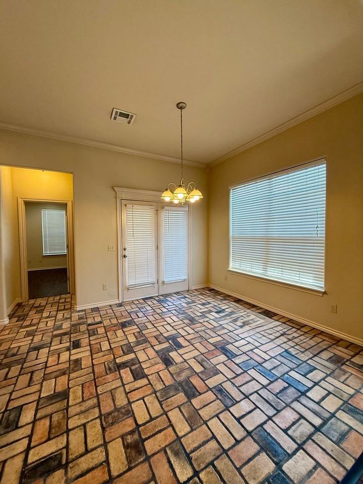 2520 Thomas Dr - Photo 5 of 23