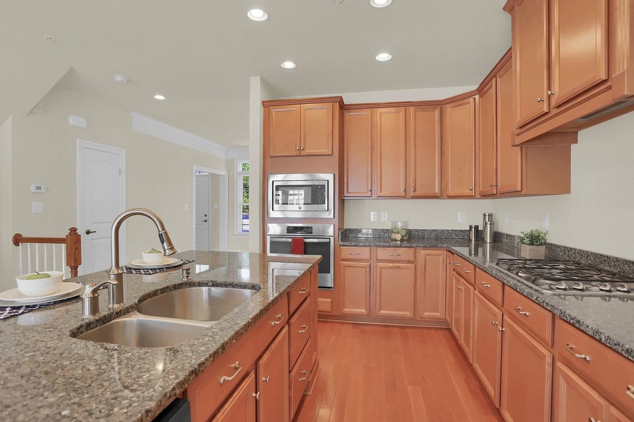 8642 Westford Rd - Photo 4 of 33