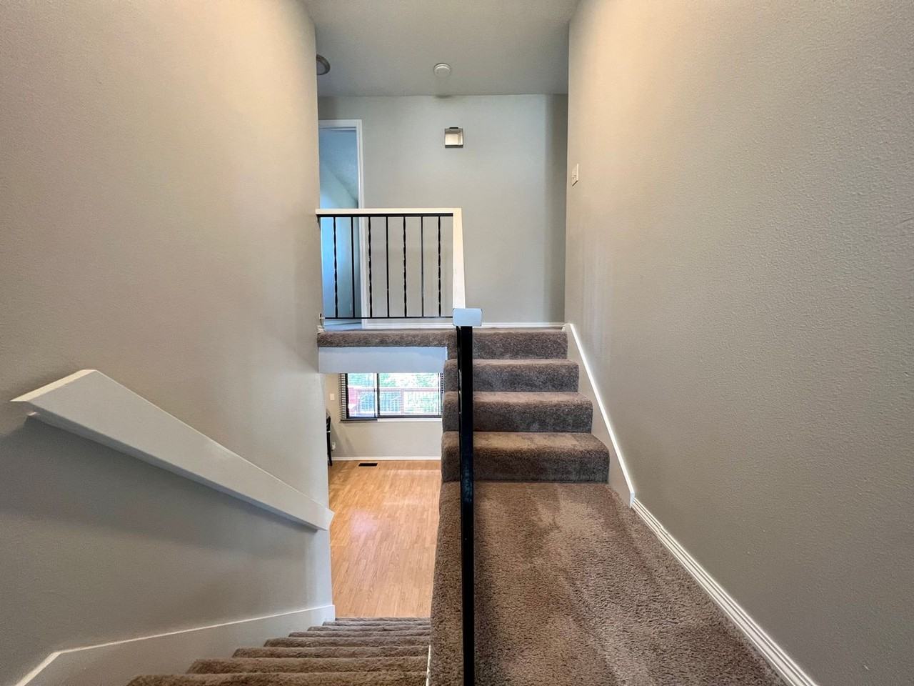 1061 Sw Chastain Dr - Photo 5 of 26