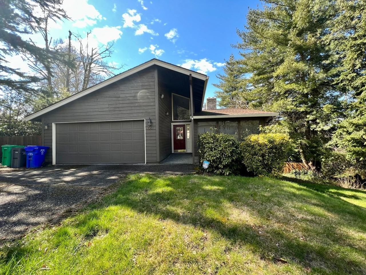 1061 Sw Chastain Dr - Photo 2 of 26