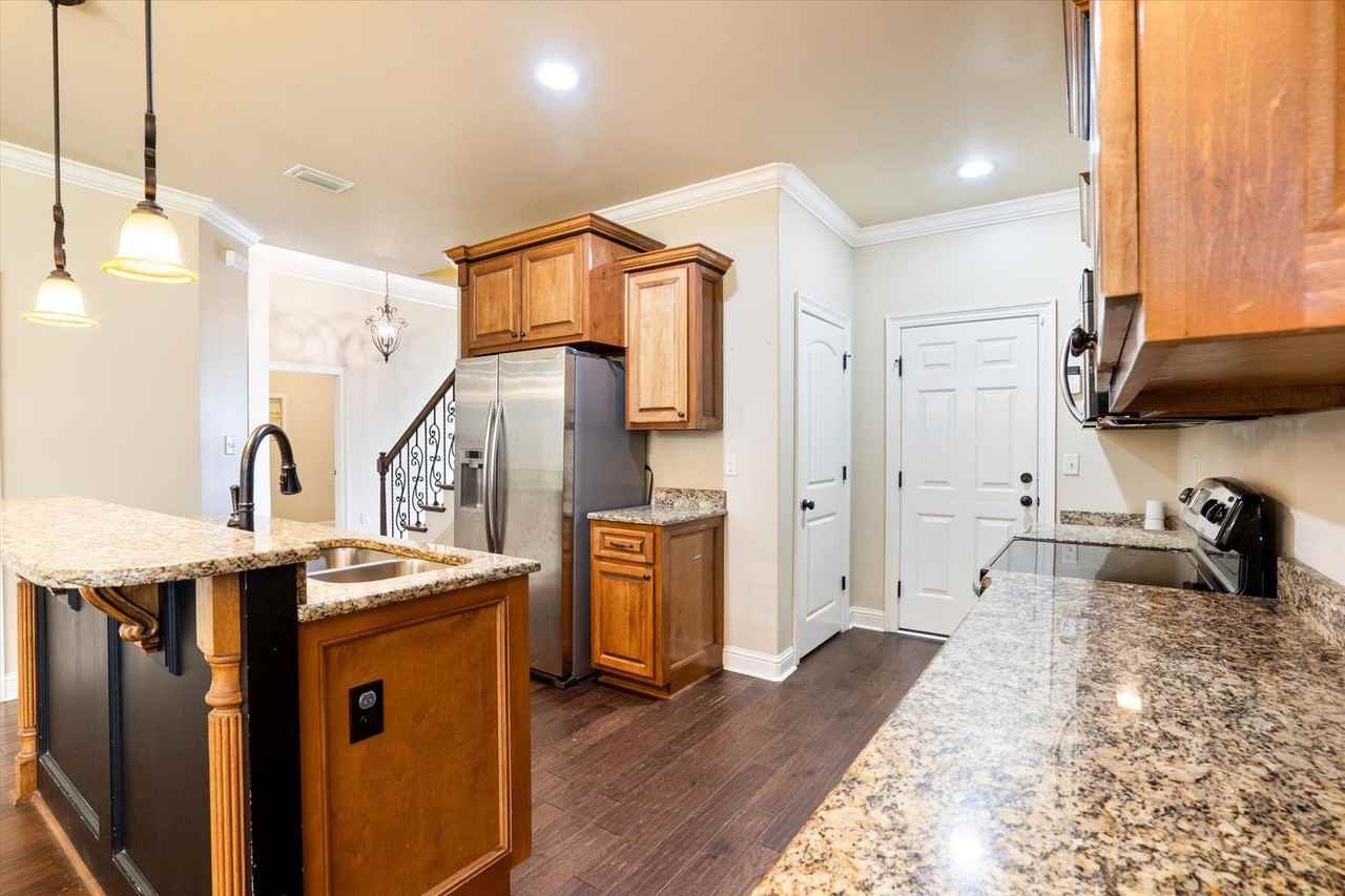 1056 Linlen Ave - Photo 7 of 30